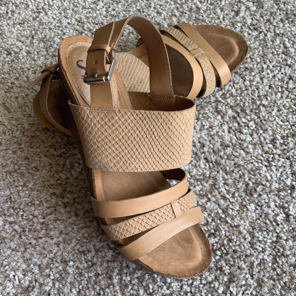 Sofft Velora Snakeskin Embossed Wedge Sandal Tan